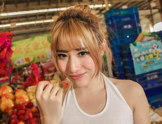看！街头小秘书又到货啦，爱丝的写真资源我先收！