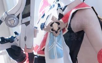 Kuuko W穿着体操服，图片里少了点神秘，但多了分真实。