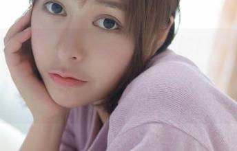 MFStar模范学院 – 原图中的Milk楚楚，竟是无意间的女神气场？仔细看，背景沙发也有份！