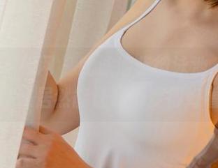 UGirls尤果网 – 此泳池非彼泳池，芊小童的美照居然能让水都变得好看！
