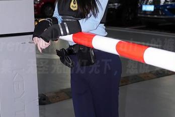 Xiuren秀人网 – 周慕汐fairy的裤里丝合集：无圣光的灯光下，想说又停了