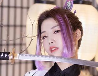 看着Yebin(전예빈)的吊带，原图里那种随性真的是让我一头雾水。