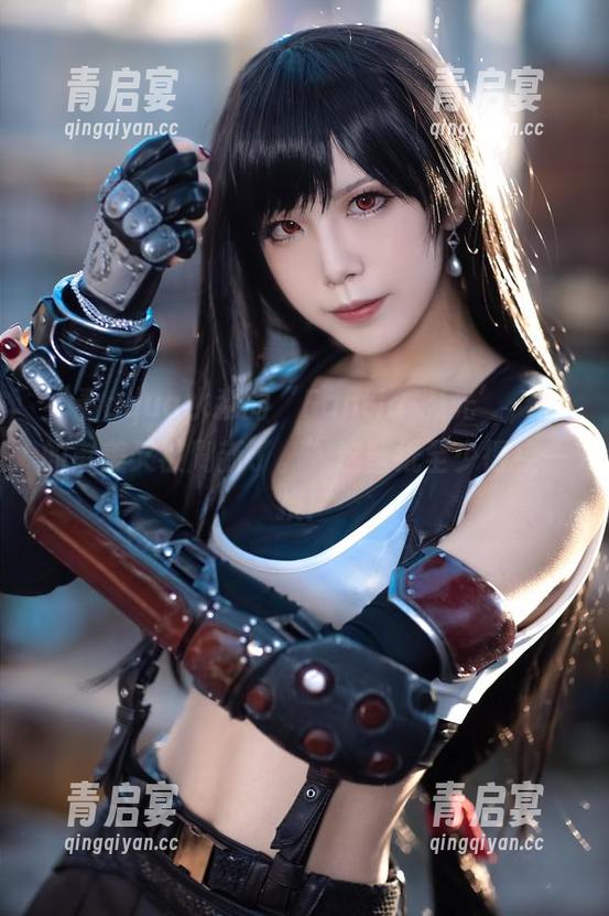 “看aqua水淼的‘Fantia-凝光’，我的审美又被刷新了。”这壁纸至少得换一换！