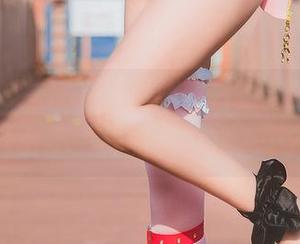 三度_69这次的裤里丝图片更新，好像有什么不一样的东西唉……？