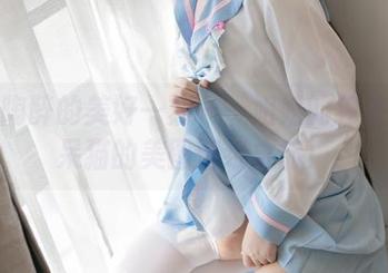 自我陶醉的美好一刻——姐姐的独处与不呆猫的美图壁纸之旅！