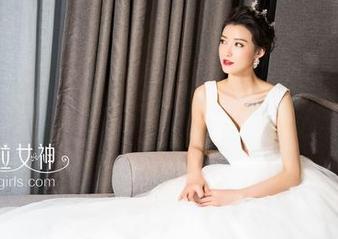 克拉女神 – 如果你想看到周迪最真实的一面，就看她的眼镜写真吧！