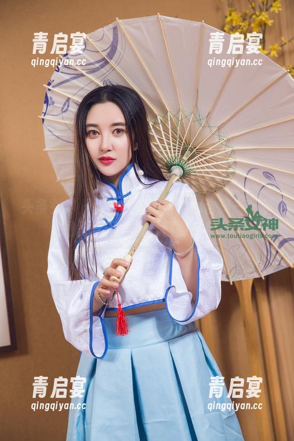 头条女神 - 梦心玥的御姐套图合集——看她那气场，空气都得鞠躬。