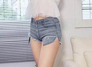 尤蜜荟 – 在校园的合法萝莉写真合集：一张不被选的图打破“规矩”。