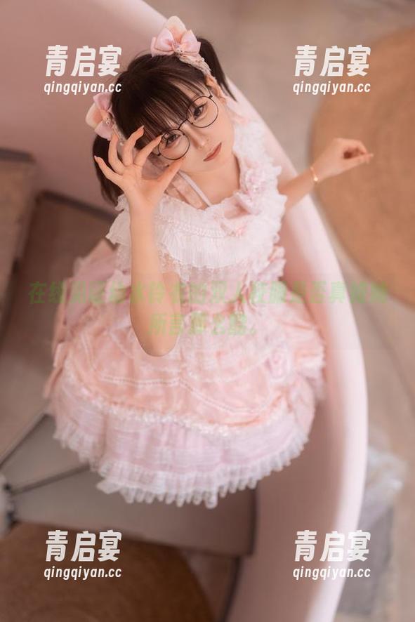 在线见证幼水铃衣的双人校服是否真如她所言那么酷。