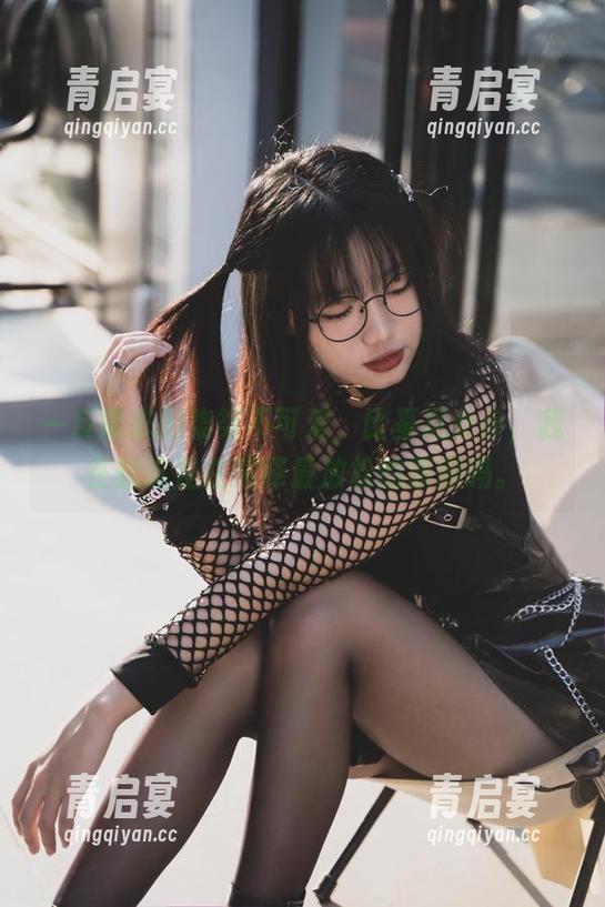 一反常态的柒柒不可爱，比基尼女仆，我在想这是在演绎最放松的原图吗。