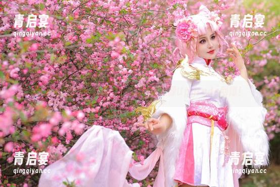 桃暖酱化身办公室女神：cos让资源Upgrade到爆！