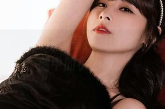 泥泥汝最新写真，有种想调戏的冲动…黑暗中的小猫咪。