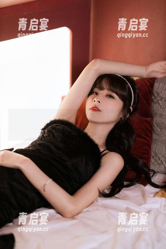 泥泥汝最新写真，有种想调戏的冲动…黑暗中的小猫咪。