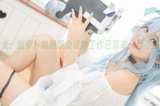 美图无圣光：狐萝卜呦用职业装给工作日带来一丝不正经的色彩！