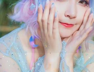 看这护士写真中的猫九酱，完全是一副‘我已经见过最奇葩病人了’的样子。