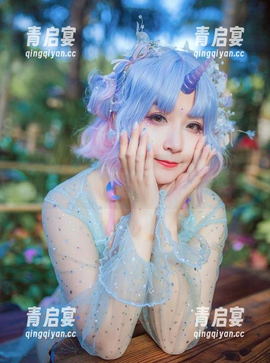 看这护士写真中的猫九酱，完全是一副‘我已经见过最奇葩病人了’的样子。