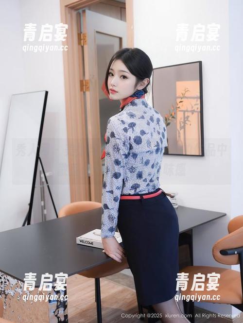 秀人网-大白兔吖 秀人网 - 美脚与大白兔吖,分享的作品中散荡着一种轻松的暧昧感
