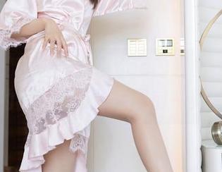 秀人网 – 我在看安琪Yee的红裙：果然，女人的衣橱总有让人眼前一亮的奇迹