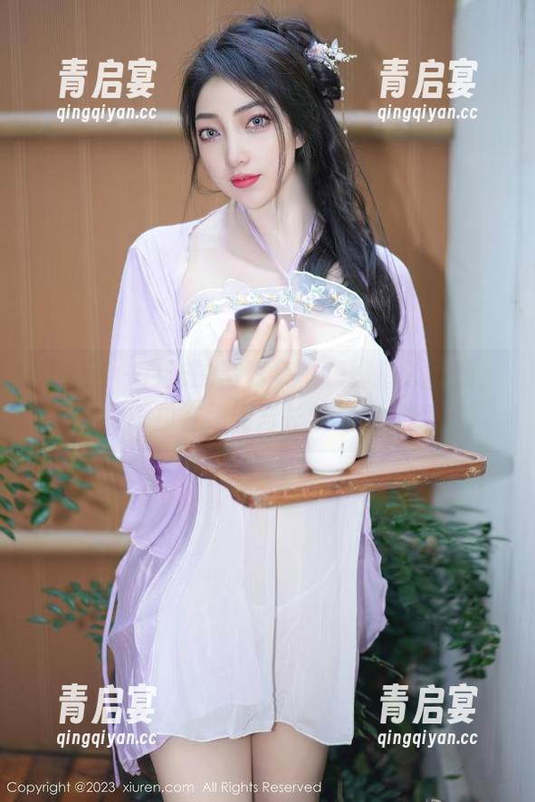 秀人网 - 白沫的写真集，一脚踏入童颜，另一脚却在细腰与长腿之间徘徊。