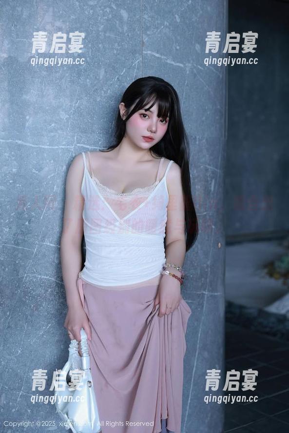 秀人网-绮里嘉Ula 秀人网 - 精选:毛衣+绮里嘉Ula,组合出了原图级别的暖意与玩味。