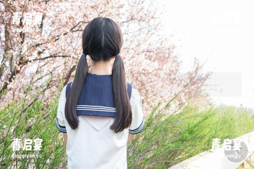 观看稚乖画册：双马尾的Jk风，白丝不白，认真品味？