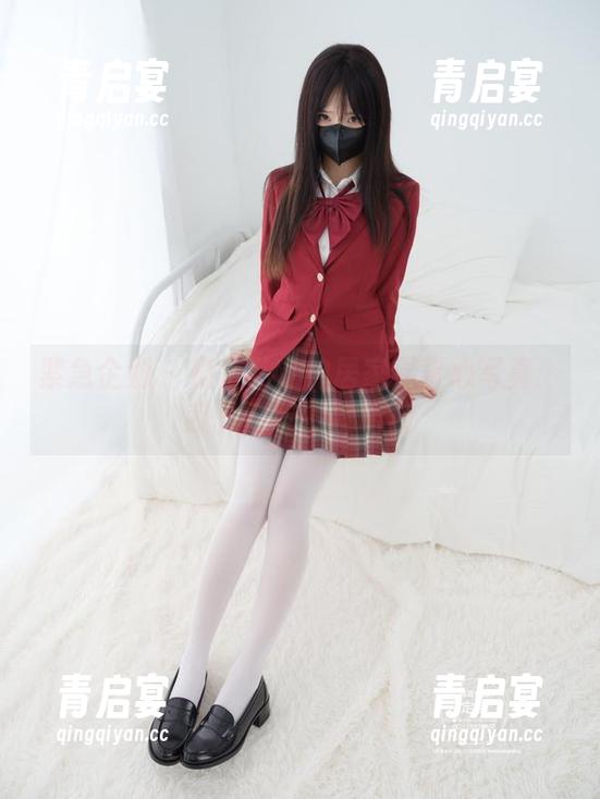 紧急企划-奶昔 紧急企划 - 奶昔私定的居家绿背心写真:我只为吃零食而战