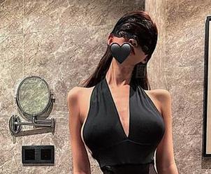 微密圈 – 脸红Dearie的最新更新，这套图竟让我觉得她的脸红很“会心”。