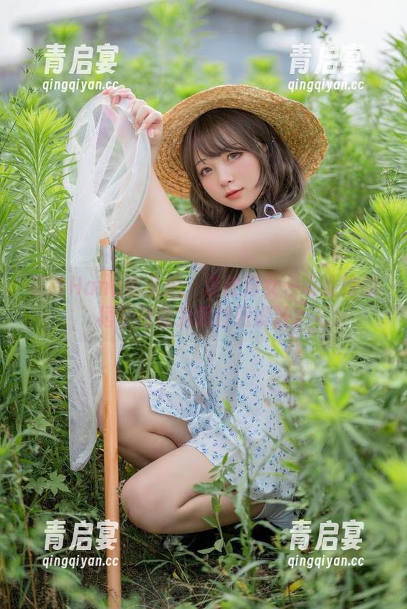 花铃Hana的私拍：漆皮修女—听说她的裙子特意为唱诗班设计？