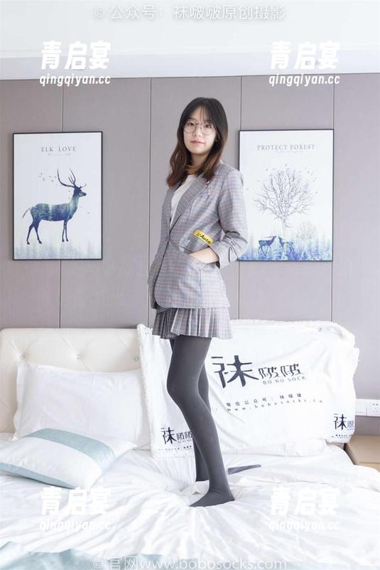 袜啵啵 - 小甜豆的美图里，那双美脚不就像是在发光，旁边的小草都显得输了。