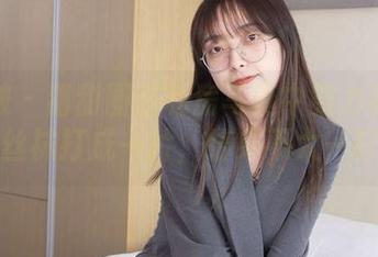 袜啵啵 – 甜甜圈在私房写真中努力和鞋子、丝袜打成一片，结果不太一样～