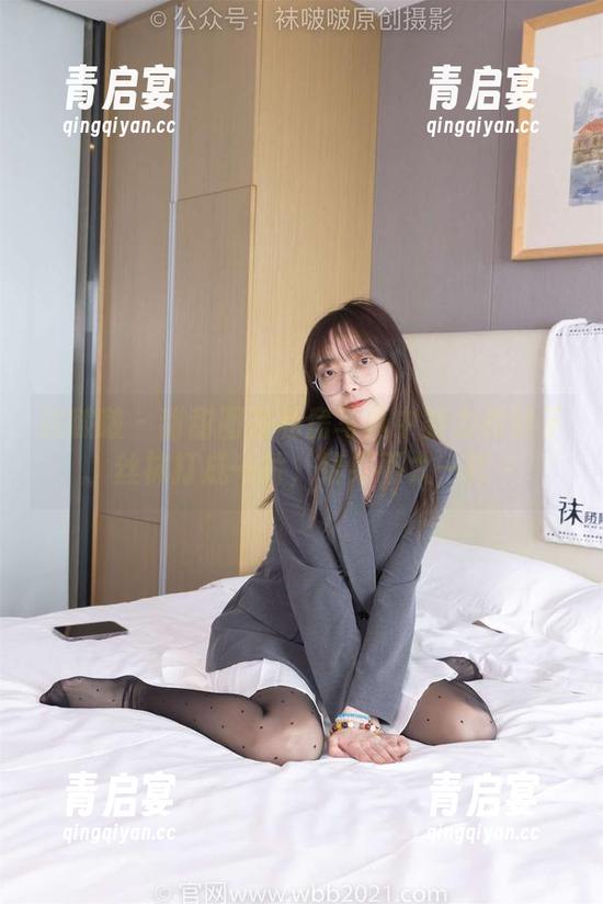 袜啵啵 - 甜甜圈在私房写真中努力和鞋子、丝袜打成一片，结果不太一样～