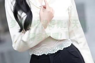 语画界 – 梦梵的短裙写真：天哪，这短裙得多重啊！