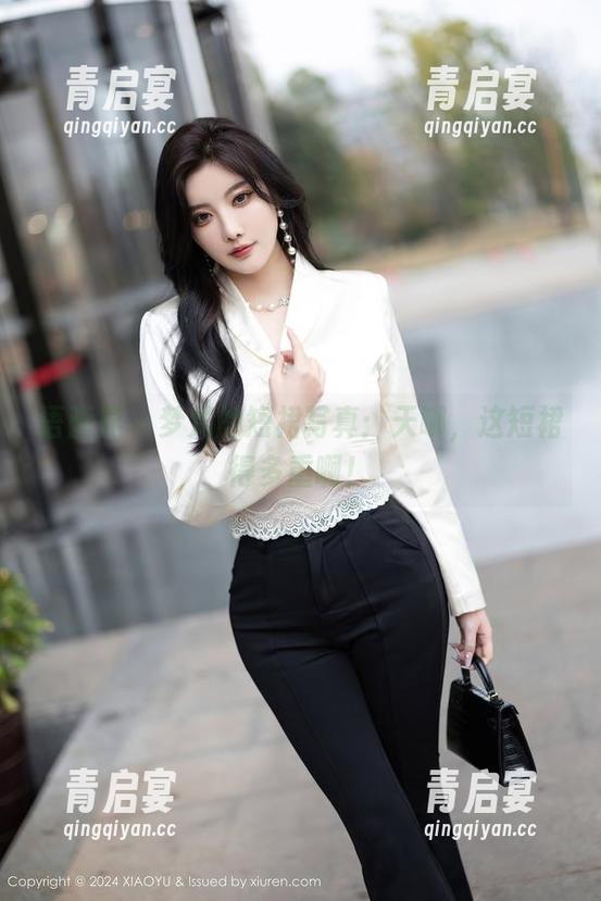语画界-梦梵 语画界 - 梦梵的短裙写真:天哪,这短裙得多重啊!