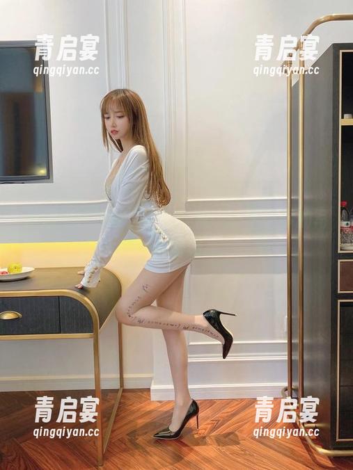 过期米线线喵：一双丝袜，一个故事的写真图册