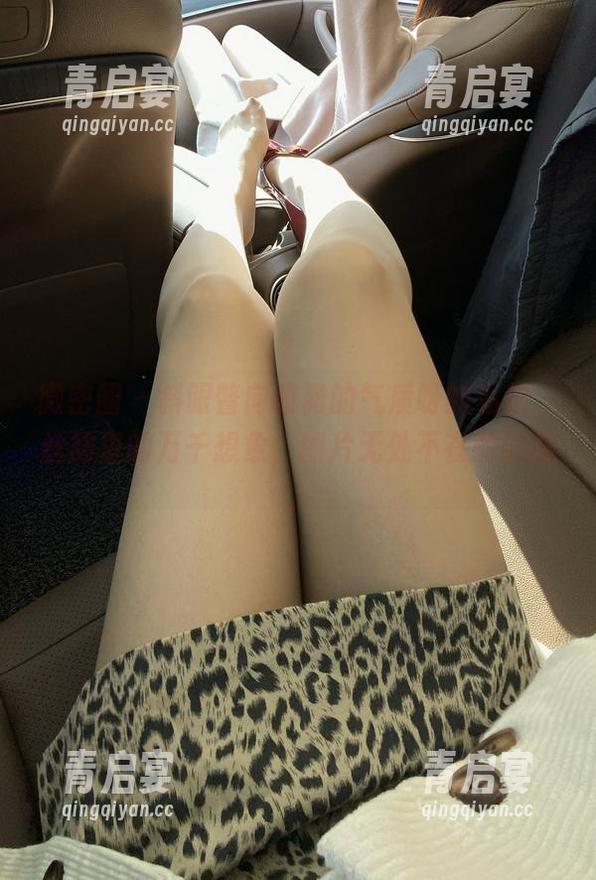 微密圈 - 斜眼瞥向雅雅的气质呀的私拍，丝袜里的万千想象，图片无处不在的调调。