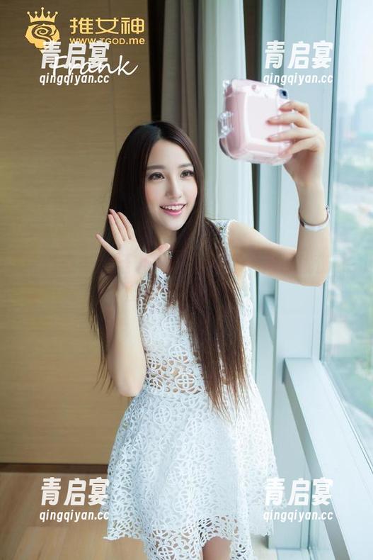 青豆客-刘钰儿 青豆客 - 刘钰儿的制服写真:是否忧伤被壁纸包围的你?