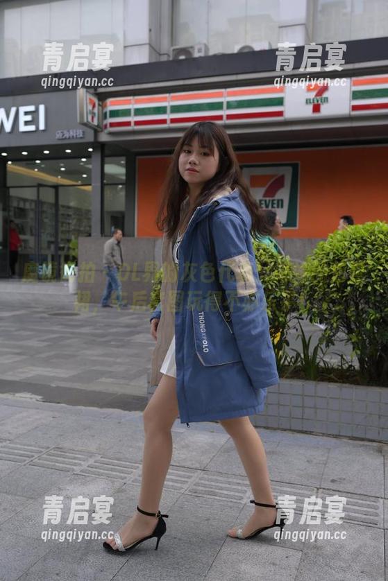 魔镜街拍-婷婷 魔镜街拍 - OL界的灰色代表:婷婷的包臀裙,午后套图玩得不亦乐乎!