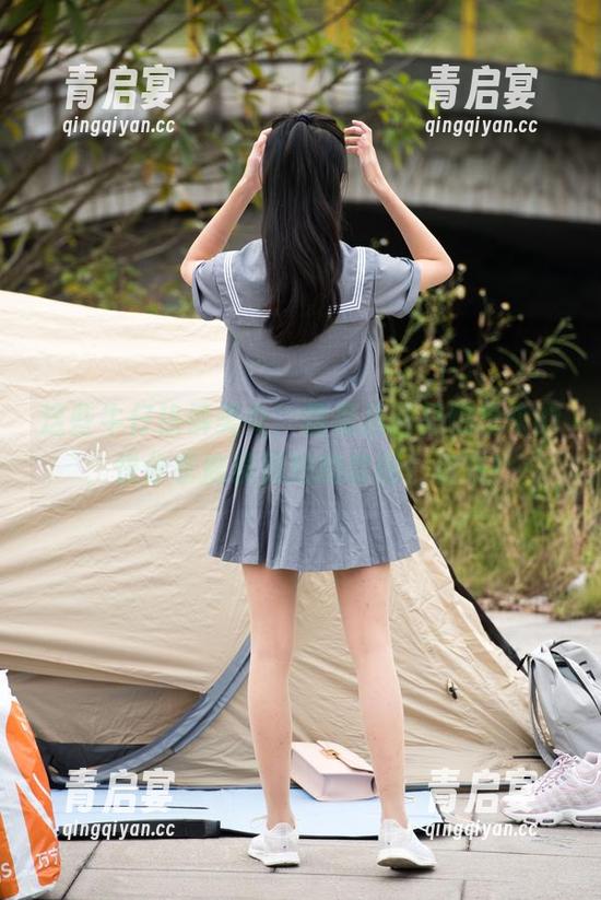 这些牛仔热裤美女，像是从画里跳出来的，快分享魔镜街拍的套图，信我！