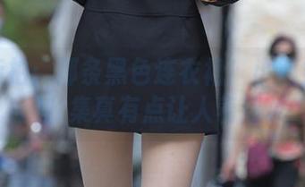魔镜街拍：那条黑色连衣裙！小姐姐的套图收集真有点让人着迷。